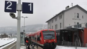 Ein Regionalzug der Deutschen Bahn fährt im Bahnhof Oberkochen (Baden-Württemberg) ein. Am Wochenende wird es pro Stunde auf der Strecke Ulm-Aalen nur eine Verbindung geben. (Archivfoto) Foto: dpa