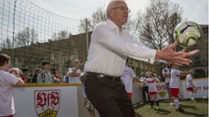 Ministerpräsident Winfried Kretschmann gratuliert dem VfB Stuttgart zum Aufstieg. Foto: Leif Piechowski/LICHTGUT