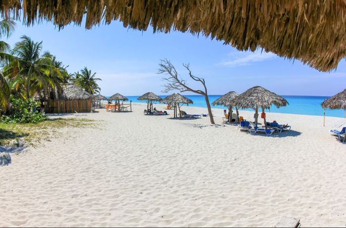 Weißer Sandstrand und Sonne pur im beliebten Urlaubsort Varadero auf Kuba.