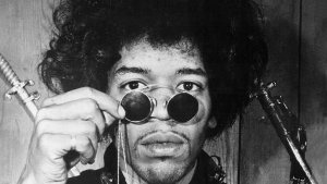 Sein musikalisches Vermächtnis ist bis heute lebendig - sein Leben dagegen war kurz: Jimi Hendrix, genialer Gitarrist, hat sich den Blick all zu oft durch Drogen vernebelt. Letzlich sollte ihm die Sucht nach dem Rausch zum Verhängnis werden. Ein Blick zurück. Foto: dpa
