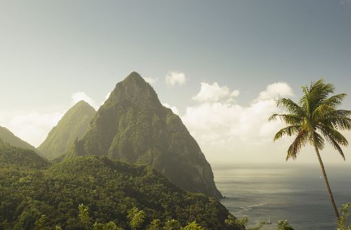 Im Süden hat man einen famosen Ausblick auf die beiden Pitons, die Wahrzeichen von St. Lucia. Foto: Saint Lucia Tourist Board
