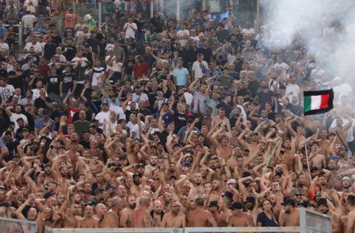 Die Lazio-Ultras stehen in der Curva Nord im Stadio Olimpico in Rom. Foto: dpa