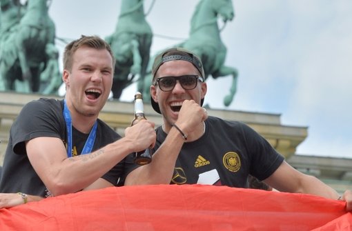 Kevin Großkreutz und Lukas Podolski vor dem Brandenburger Tor. Klicken Sie sich durch unsere Bildergalerie. Foto: dpa-Zentralbild