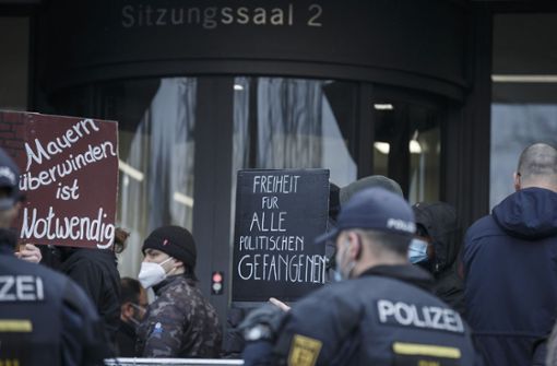 Demonstration vor dem Sitzungssaal in Stammheim – verhandelt wird dort am Montag allerdings nicht. Foto: Lichtgut/Julian Rettig