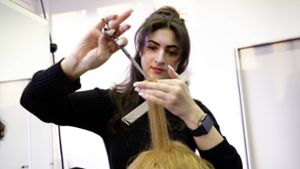 Die Friseurin ist seit  diesem Jahr nicht mehr  in den Top Ten  der beliebtesten Ausbildungsberufe für junge Frauen. Foto: IMAGO/Rainer Unkel
