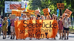 Anhänger der Organisation Seebrücke demonstrierten  in diesem Sommer gegen die Kriminalisierung von Seenotrettung, unser Bild zeigt eine Demo in Köln. Foto: dpa/Marius Becker