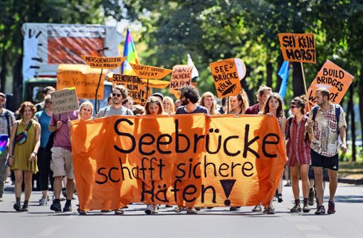 Anhänger der Organisation Seebrücke demonstrierten  in diesem Sommer gegen die Kriminalisierung von Seenotrettung, unser Bild zeigt eine Demo in Köln. Foto: dpa/Marius Becker