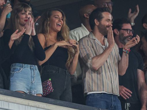 Taylor Swift mit ihren Hollywood-Freunden Blake Lively, Ryan Reynolds und Hugh Jackman (v.l.n.r.) im Football-Stadion. Foto: imago images/USA TODAY Network