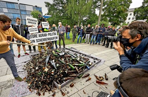 Mit einem Scherbenhaufen aus Weinflaschen demonstrieren Landwirte und Umweltschützer in Koblenz gegen die EU-Agrarpolitik. Foto: dpa/Thomas Frey