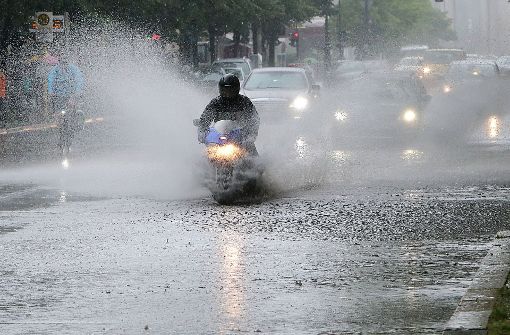 Der Regen sorgte in Berlin für nahezu unpassierbare Straßen. Foto: dpa