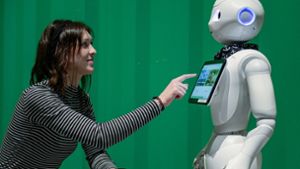 Künstliche Intelligenz soll in wenigen Jahren Einzug in viele Bereiche des Lebens halten. Hier: Speed-Dating mit einem Roboter. (Archivbild) Foto: picture alliance/dpa/Axel Heimken