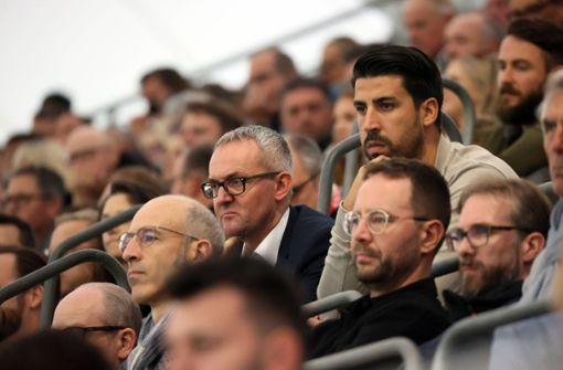VfB-Vorstandschef Alexander Wehrle und Ex-Spieler und Berater Sami Khedira bei einem Spiel in Stuttgart. Foto: IMAGO/Sportfoto Rudel/IMAGO/Pressefoto Rudel/Robin Rudel