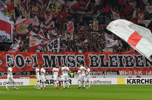 Die VfB-Fans sind zahlreich auf dem Weg nach Leipzig. Etwa 2000 Anhänger der Weiß-Roten werden vor Ort erwartet. (Archivbild) Foto: dpa