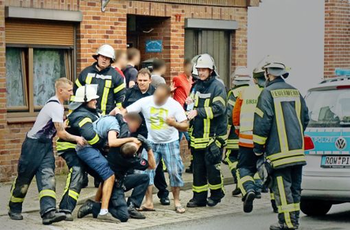 Drei Männer behinderten im Juli 2015 nach einem tödlichen Unfall in Bremervörde  massiv die Arbeit der Rettungskräfte. Der Fall landete vor Gericht. Foto: dpa/Theo Bick