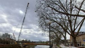 Nicht zu übersehen:  der Riesenkran am Neckarufer, mit dem in den kommenden Monaten die marode Rosensteinbrücke zurückgebaut wird. Foto: Uli Nagel