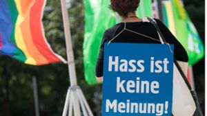 Hasskommentare und verbale Attacken nehmen zu – der Protest dagegen auch. Foto: dpa/Frank Rumpenhorst