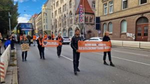 Die Aktivisten blockierten am Vormittag zunächst zwei Spuren der Hauptstätter Straße. Foto: Andreas Rosar/Fotoagentur Stuttgart