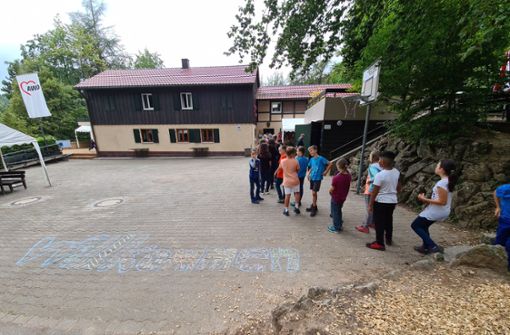 Szene aus dem Coronasommer 2020: Kinder stehen Schlange fürs Mittagessen beim Waldheim der Awo in Fellbach. Foto: Patricia Sigerist