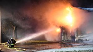 In Schechingen brannte am Donnerstag eine Lagerhalle. Foto: SDMG