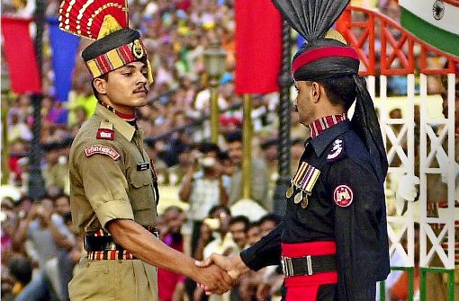 Ein pakistanischer (rechts) und ein indischer Grenzbeamter. Foto: EPA