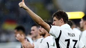 Torschütze Thomas Müller feiert mit den deutschen Fans. Foto: dpa/Rolf Vennenbernd