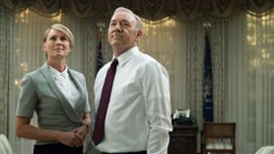 Schauspieler Kevin Spacey (r) als US-Präsident Frank Underwood und Robin Wright als dessen Ehefrau Claire in der TV-Serie „House of Cards“. Foto: Netflix/AP