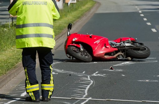 In Bad Cannstatt ist ein Motorradfahrer bei einem Unfall schwer verletzt worden (Symbolbild). Foto: dpa