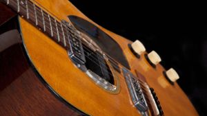 Die berühmte Gitarre des Nirvana-Frontmanns soll versteigert werden. Foto: imago images/Julian s Auctions