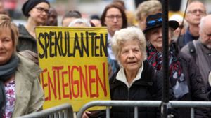 Demonstration für bezahlbare Mieten im April 2019 in Stuttgart. Foto: imago images / Ralph Peters/Ralph Peters