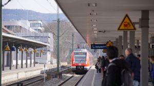 Der Bahnhof in Bad Cannstatt musste am Dienstagmorgen wegen eines Leichefunds gesperrt werden. (Archivfoto). Foto: SDMG