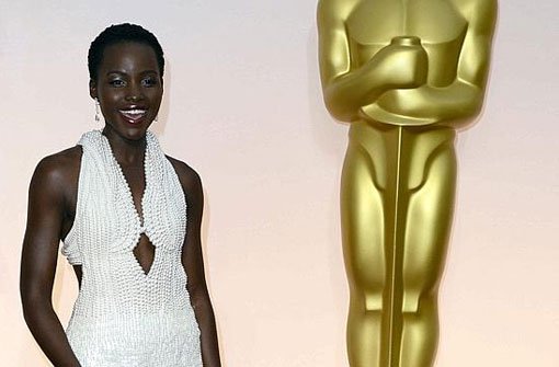 6000 Perlen, 150 000 Dollar: Der kostbbare Oscar-Dress von Lupita Nyongo ist weg. Foto: dpa