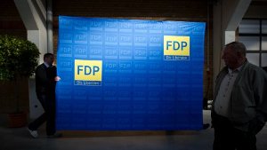Der anhaltende Führungsstreit bei der FDP lässt die Freidemokraten in einer neuen Umfrage auf zwei Prozent abstürzen, die Union dagegen steigt um einen Punkt auf ein neues Rekordhoch von 42 Prozent. Foto: dpa-Zentralbild