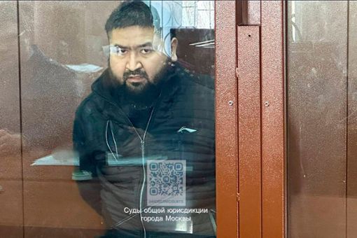 Einer der Tatverdächtigen des Terroranschlags auf die Konzerthalle Crocus City Hall sitzt in einem Glaskäfig im Bezirksgericht Basmanny.  Foto: dpa