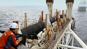 Das Schiff Audacia verlegt in der Ostsee vor der Insel Rügen Rohre für die umstrittene Erdgas-Pipeline Nord Stream 2. Foto: dpa