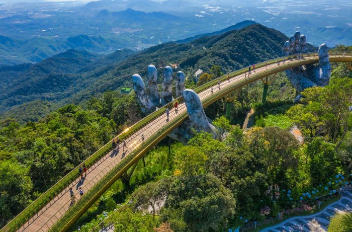 Die berühmte Brücke in Ba Na Hill in der Stadt Da Nang in Vietnam.