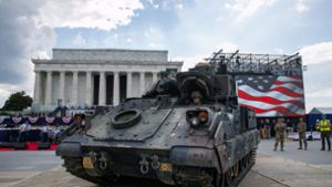 Die ersten Panzer rollen durch Washington. Foto: Jacquelyn Martin/dpa