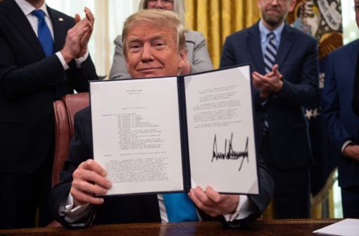 Mit dem von ihm unterschriebenen Dekret beauftragt Präsident Donald Trump das Pentagon, eine Gesetzesvorlage für den Kongress auszuarbeiten. Foto: AFP