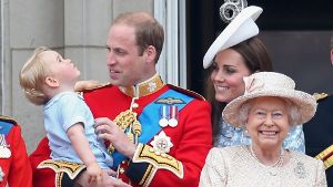 Es ist eigentlich der große Tag der Queen, doch ihr Urenkel George und seine Mama, Herzogin Kate, haben Elizabeth an ihrem Ehrentag ein bisschen die Schau gestohlen. Foto: Getty Images Europe