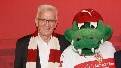 Winfried Kretschmann und das VfB-Maskottchen Fritzle freuen sich auf das Landesduell mit dem SC Freiburg. Foto: Pressefoto Baumann/Hansjürgen Britsch