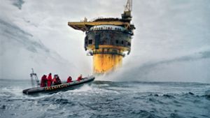Im Juni 1995 okkupierte Greenpeace zum zweiten Mal innerhalb weniger Wochen den ungenutzten Öltank. Foto: © Greenpeace//David Sims