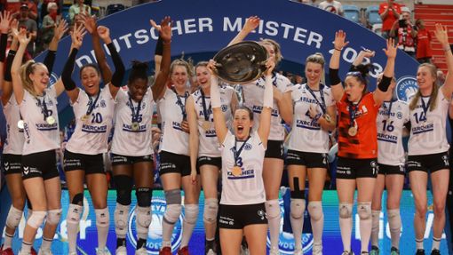 Nach der Finalserie 2023 gegen den SC Potsdam bejubelten die Stuttgarter Volleyballerinnen den Gewinn der Meisterschaft – in unserer Bildergalerie gibt es die wichtigsten Duelle der beiden Teams auf einen Blick. Foto: Baumann