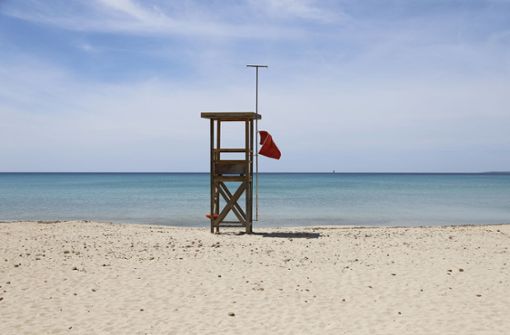 Wo sich sonst Menschenmassen tummeln, herrscht im Corona-Jahr gähnende Leere: ein Strand auf Mallorca Foto: dpa/Clara Margais