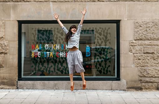 Myriam Kunz macht einen Freudensprung nach dem Umzug  ihrer Buchhandlung an den Bismarkplatz. Foto: /Julia Sang Nguyen
