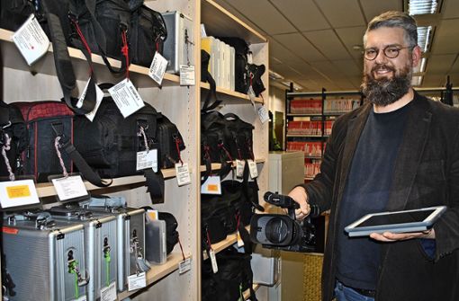 Videokameras und Tablets  gehören zu den Ausleihgeräten, die Jochen Keil und sein Team zur Verfügung stellen. Foto: Elke Hauptmann
