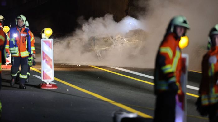 Tödlicher Unfall auf B10 bei Ebersbach: Mercedes-Fahrer stirbt in den Flammen – war  ein weiteres Auto beteiligt?