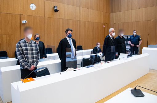 Die zwei wegen Mordes angeklagten Männer (l und 2.v.r.) stehen in München vor Gericht. Nun hat einer der beiden überraschend ein Tatmotiv genannt. Foto: dpa/Sven Hoppe