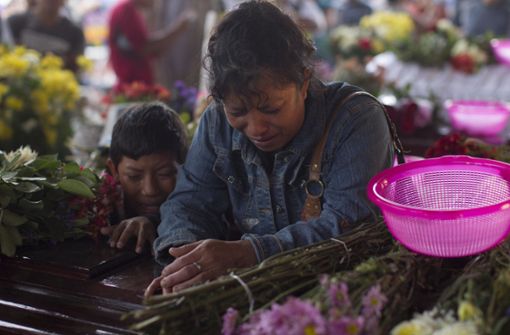 Große Trauer: Die Zahl der Todesopfer nach dem Ausbruch des Feuervulkans in Guatemala steigt weiter an. Foto: AP