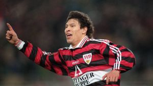 Krassimir Balakov jubelt 1997 – im gleichen Trikotdesign geht der VfB nun auswärts auf Torejagd. Foto: imago