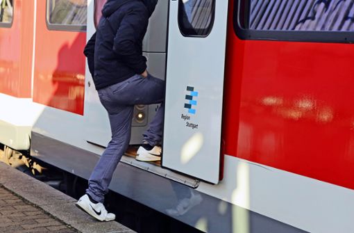 Ein großer Schritt über eine tückische Lücke ist erforderlich beim Einsteigen am Bahnhof Rommelshausen. Foto: Archiv (Patricia Sigerist)
