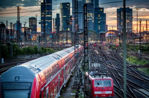 Künftig soll der Fernverkehr unterirdisch durch die Mainmetropole geführt werden. Der bestehende Frankfurter Hauptbahnhof soll dann vor allem für den Regionalverkehr genutzt werden. Foto: dpa/Frank Rumpenhorst